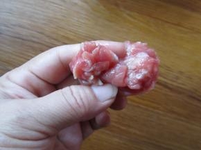 这里要强调一下：记得要去掉鱼牙，这个最腥了。鱼牙长在鱼头比较靠后的地方 。先把鱼开膛摘去肠肚，会看见长着细小牙齿的就是，用剪刀剪掉就行