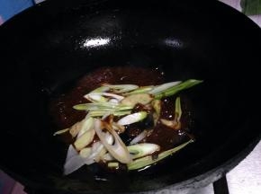 加入葱、姜炒出香味