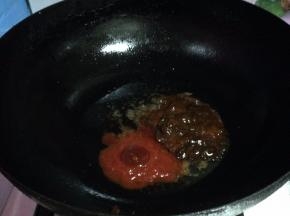锅内加油小火下入黄豆酱和番茄沙司炒出红油