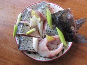 用少许葱、姜、料酒、盐、白胡椒粉颠匀腌制20分钟