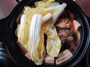 剩余时间10分钟时加入娃娃菜，尝一下味道，如果不咸可以加入适量盐，加盖炖煮至结束