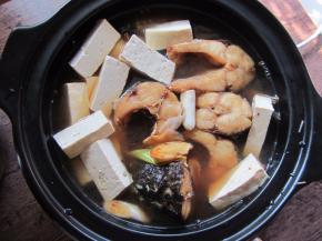 加入鱼块、豆腐、炒好的酱汁（不要多，和鱼块持平即可）、料酒、白糖加盖炖煮