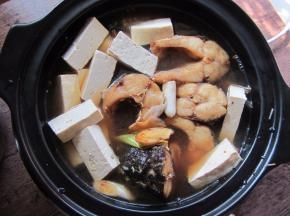 加入鱼块、豆腐、炒好的酱汁（不要多，和鱼块持平即可）、料酒、白糖加盖炖煮