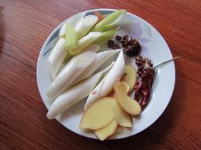 另取葱切大段，姜切片，准备花椒、大料和干辣椒