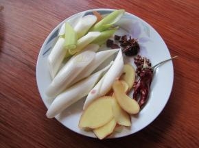 另取葱切大段，姜切片，准备花椒、大料和干辣椒