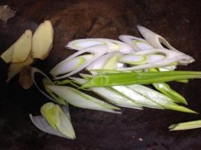 葱切段、姜切片