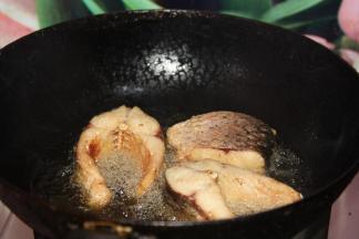 腌好的鱼放入热油中炸至表面金黄备用（鱼炸以前要用厨房纸喜欢干表面水分）