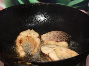 腌好的鱼放入热油中炸至表面金黄备用（鱼炸以前要用厨房纸喜欢干表面水分）