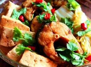 取出摆盘，点缀香菜和红椒即可