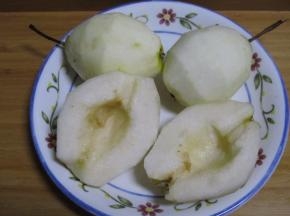 用小勺或是刀子挖去梨核