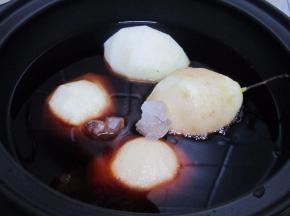 放入梨、冰糖、红酒和少量的水