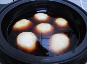 液体量不要多，在梨子的2/3处就行，加盖炖煮