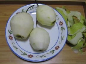雪花梨洗净削去外皮，