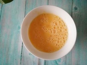 鸡蛋打散备用