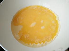 油烧热 倒入鸡蛋