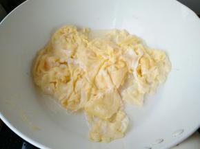 炒成块状，盛出备用