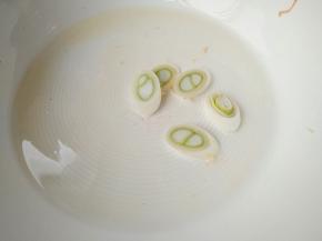 用锅底余油 将葱花煸香