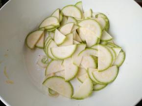 倒入西葫芦炒软