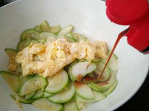 倒入鸡蛋 生抽 加盐