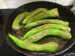 两面都煎成皱皱的虎皮状