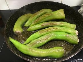 两面都煎成皱皱的虎皮状