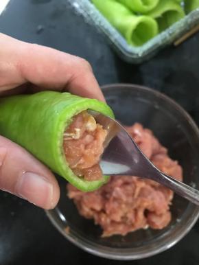 把肉糜用小勺子填进尖椒里，尽量全部填满（这一步不要急，用筷子、用手指把肉压进去，满满的肉才好吃）