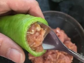 把肉糜用小勺子填进尖椒里，尽量全部填满（这一步不要急，用筷子、用手指把肉压进去，满满的肉才好吃）