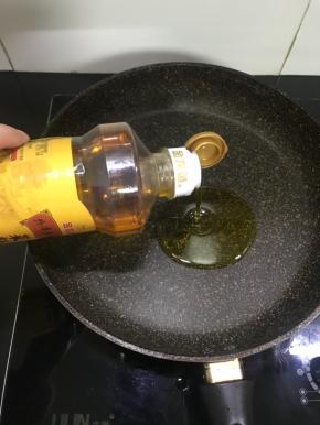 锅里倒油，加热到七成