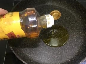 锅里倒油，加热到七成