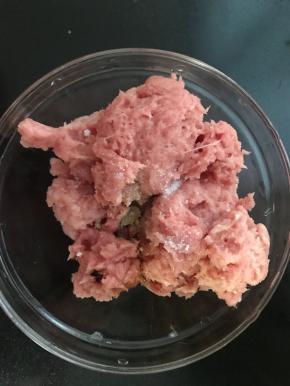 肉糜里加入盐、料酒、白胡椒粉、酱油，拌匀并搅上劲儿（就是使肉糜有黏性）