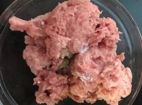 肉糜里加入盐、料酒、白胡椒粉、酱油，拌匀并搅上劲儿（就是使肉糜有黏性）