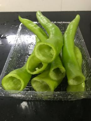 尖椒切去蒂，洗净，掏空内芯