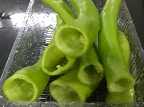 尖椒切去蒂，洗净，掏空内芯