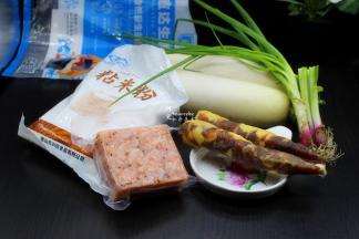 准备食材：粘米粉、萝卜、腊肠、虾、香菇、香葱等；