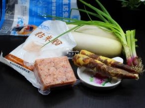 准备食材：粘米粉、萝卜、腊肠、虾、香菇、香葱等；