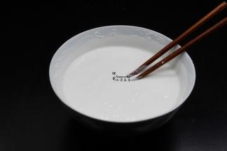 250克的粘米粉，加入500克的清水拌均成米浆；