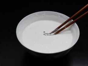 250克的粘米粉，加入500克的清水拌均成米浆；