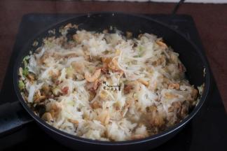 加入盐、生抽、老抽、蚝油翻炒均匀；