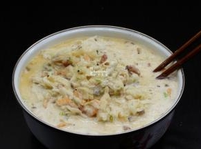 把炒的食材一起放入步骤5调好的米浆中，拌均成浆糊；
