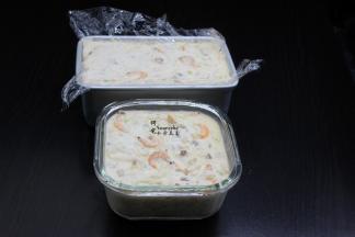 倒入方形容器，可以是长方形或正方形，不建议用原型哦；PS：容器可以保鲜膜垫或刷一层油，这样不粘容器。