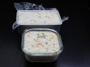 倒入方形容器，可以是长方形或正方形，不建议用原型哦；PS：容器可以保鲜膜垫或刷一层油，这样不粘容器。