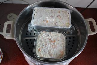 清水煮沸，隔水放入蒸锅蒸熟，约15分钟；PS：根据火的大小还有装的容器大小确定是否熟。