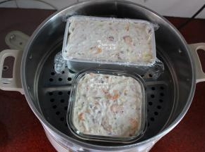 清水煮沸，隔水放入蒸锅蒸熟，约15分钟；PS：根据火的大小还有装的容器大小确定是否熟。