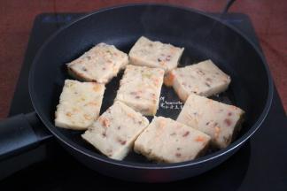 平底锅热锅，倒入适量的油，放入切好的萝卜糕；