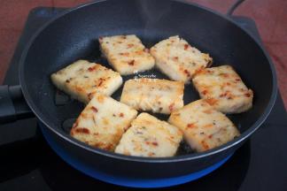 小火煎至微黄，再反转另外一面继续煎至微黄即可。