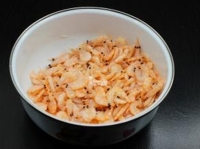 虾解冻，洗净、沥干水；