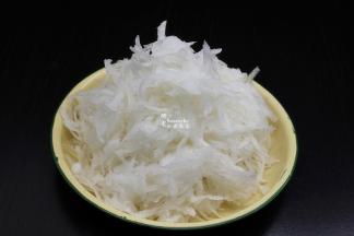 萝卜去皮，搓成丝，放盐腌制10分钟；