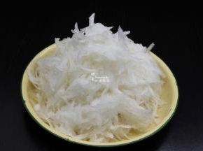 萝卜去皮，搓成丝，放盐腌制10分钟；