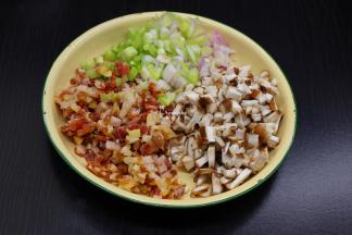 腊肠、香菇、葱白分别洗净切丁；
