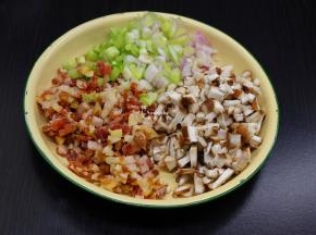 腊肠、香菇、葱白分别洗净切丁；